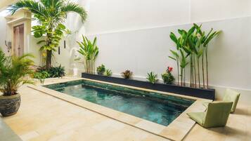 Utendørsbasseng og solsenger