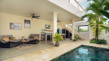 Villa, 2 soverom, privat basseng | Oppholdsområde | En 43-tommers smart-TV med kabel-kanaler