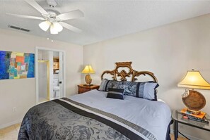 2 bedrooms, desk, iron/ironing board, WiFi - Duarte Courtyard Villa Retreat (The Villages)