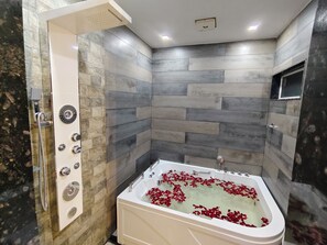 Royal Suite | Bathroom | Shower, towels, soap, shampoo