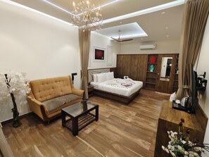 Royal-sviitti | Egyptinpuuvillaiset lakanat, ylelliset vuodevaatteet, ilmainen Wi-Fi