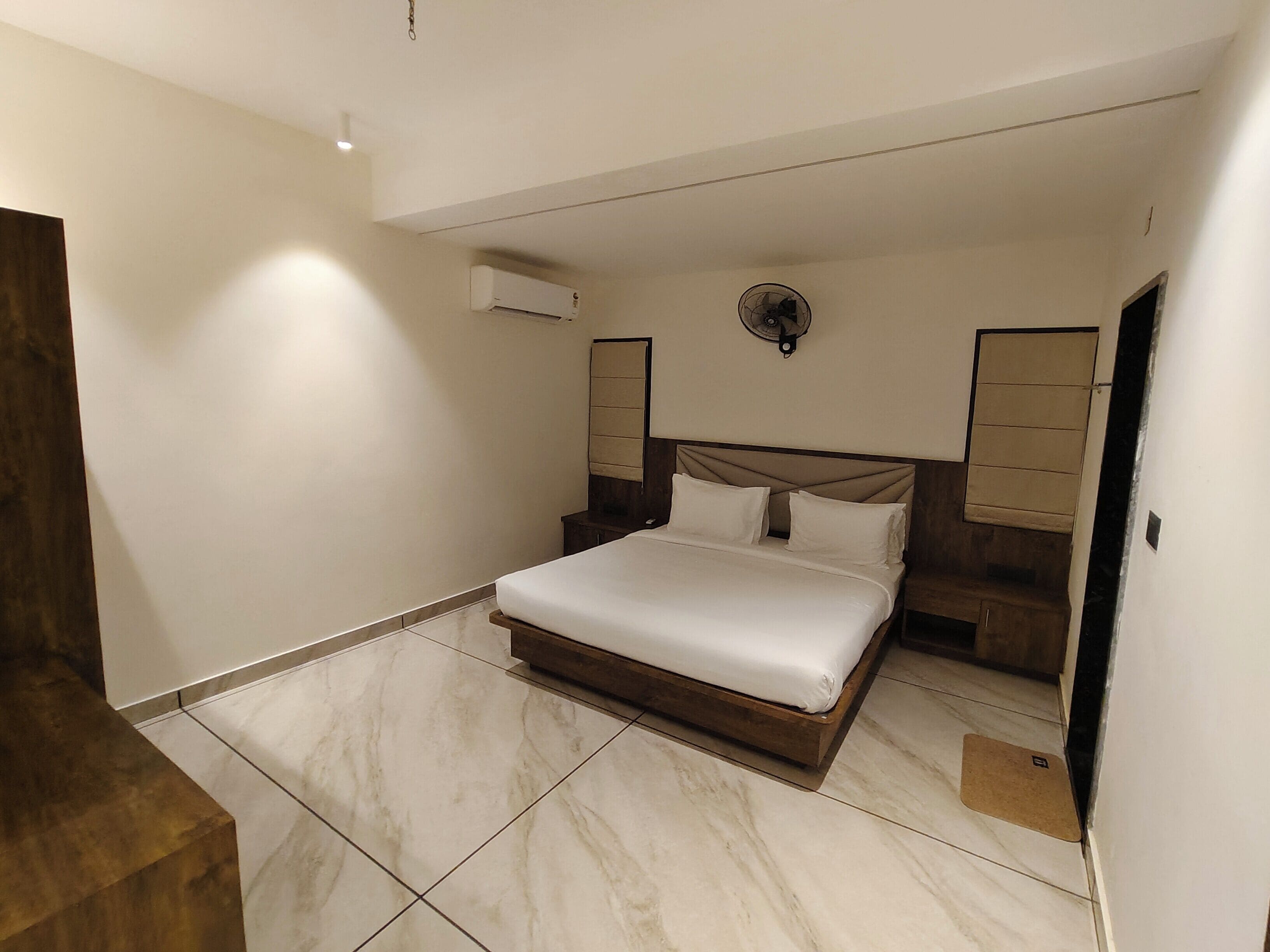 Kahden hengen royal-huone | Egyptinpuuvillaiset lakanat, ylelliset vuodevaatteet, ilmainen Wi-Fi