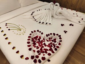 Egyptian cotton sheets, premium bedding, desk, free WiFi