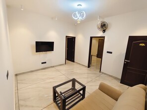 ห้องรอยัลสวีท | ผ้าปูที่นอนฝ้ายอียิปต์, เครื่องนอนระดับพรีเมียม, Wi-Fi ฟรี