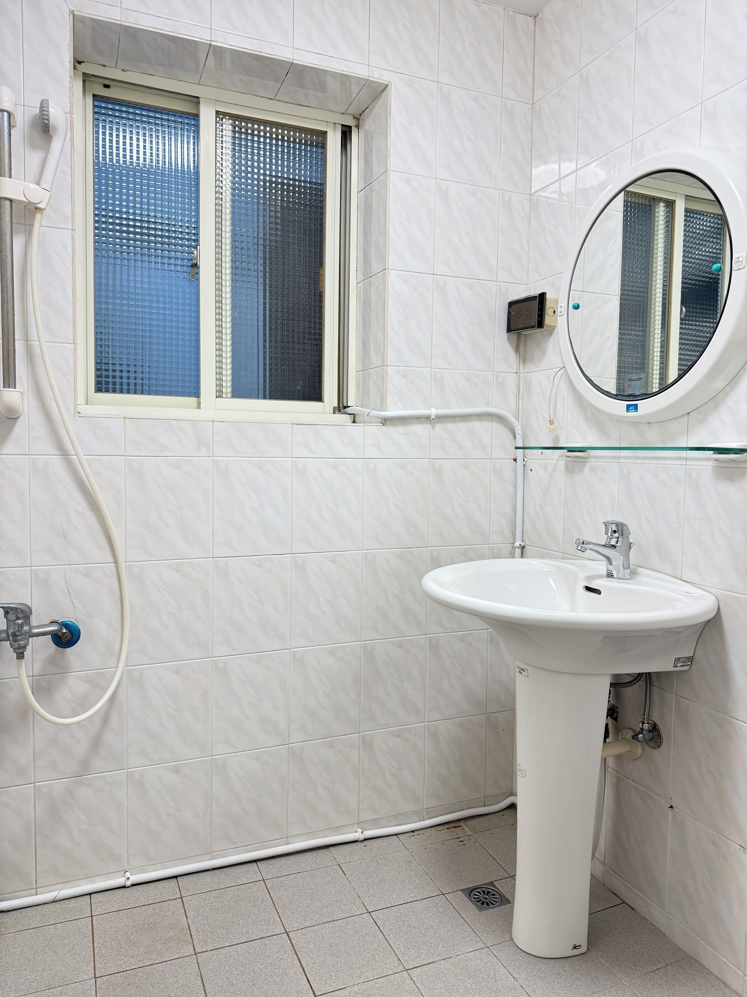 Een haardroger, handdoeken, toiletpapier