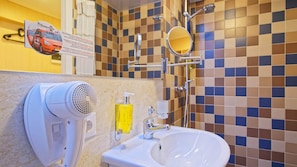 Ducha, secador de pelo y toallas