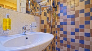 Een douche, een haardroger, handdoeken