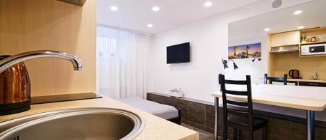 Kjøleskap, kaffetrakter/tekoker, brødrister og kjøkkenutstyr