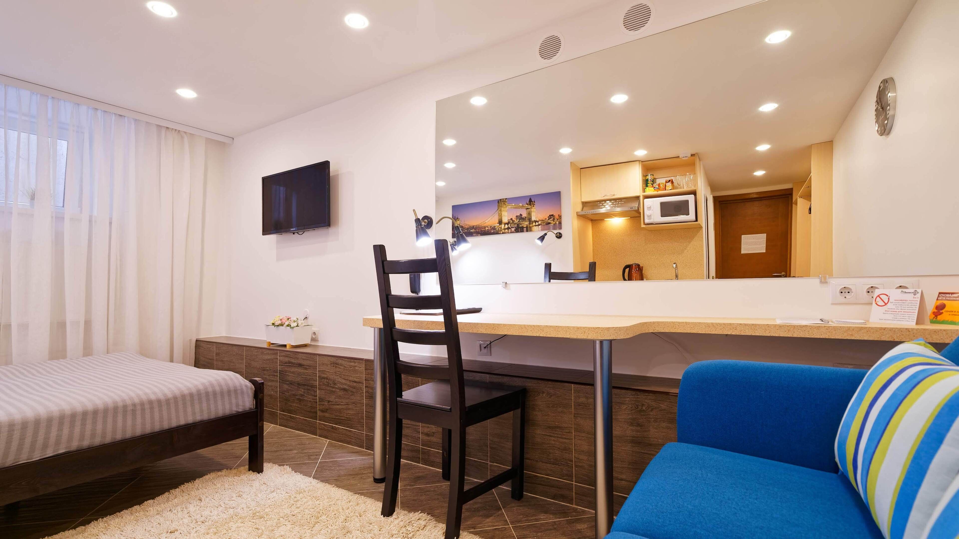 Skrivebord, wi-fi (inkludert) og sengetøy