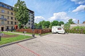 المنطقة المحيطة بالمنشأة