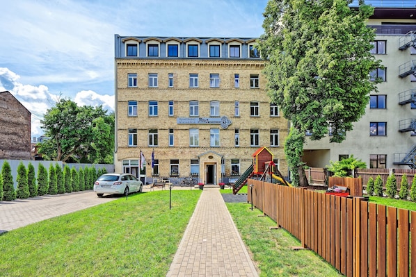 المنشأة من الخارج