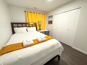 3 bedrooms, iron/ironing board, WiFi, bed sheets - 3-BD Suite near UBC/Vancouver (Vancouver)