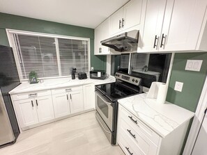 Private kitchen - 3-BD Suite near UBC/Vancouver (Vancouver)