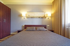Escrivaninha, Wi-Fi de cortesia, roupa de cama