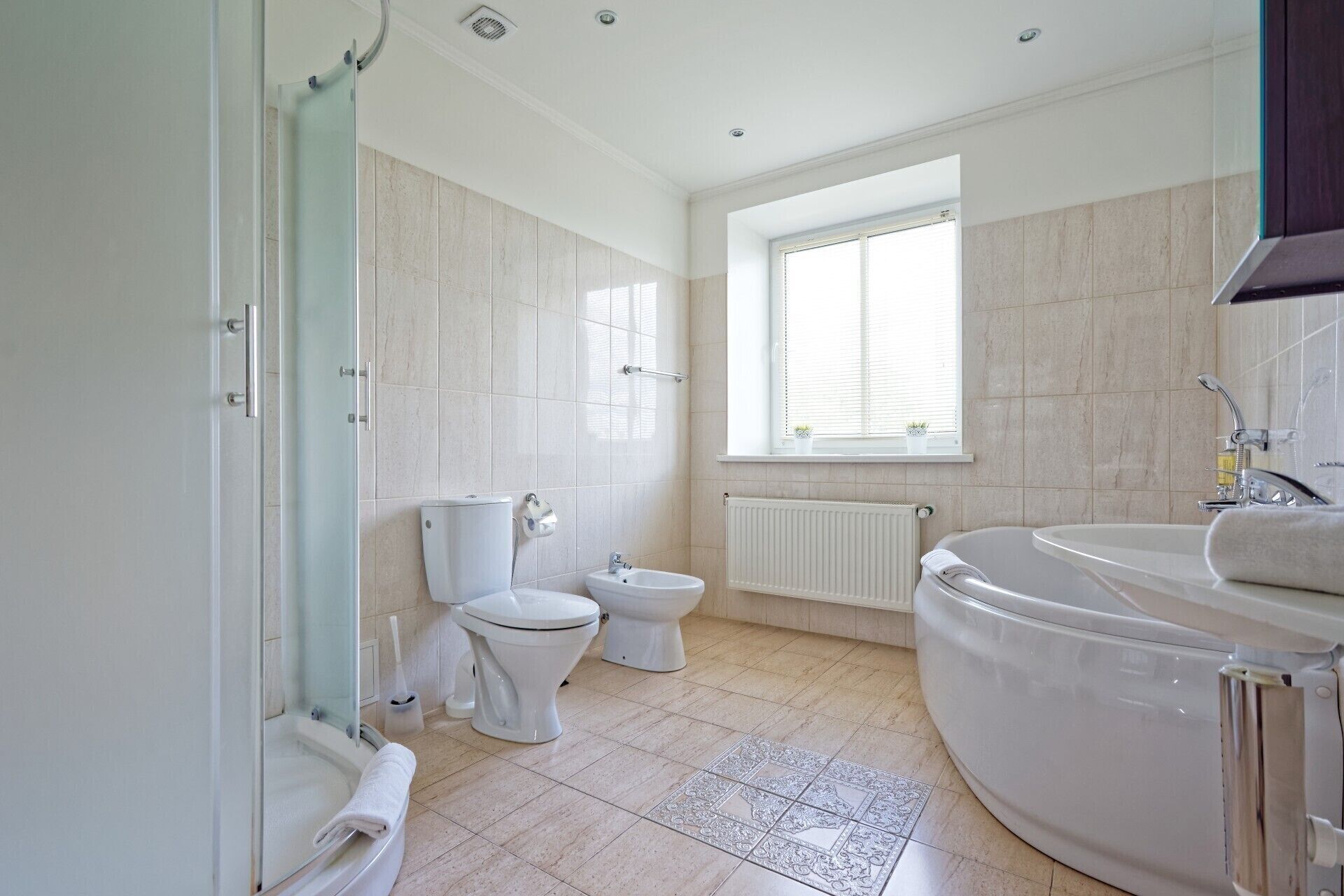 Doccia, asciugacapelli, bidet, asciugamani