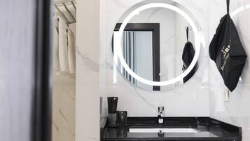 Deluxe Room | Bathroom | Shower, hair dryer, bathrobes, slippers