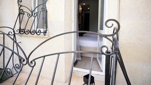 Twin Room | In-room safe, desk, laptop workspace, iron/ironing board (on request) - Resident Hotel Gogol (Almaty)