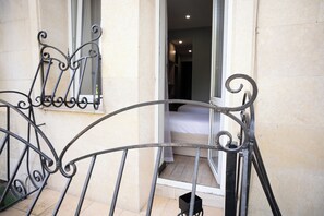 Caja de seguridad en la habitación y escritorio 