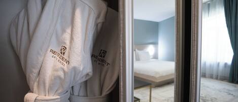 Chambre familiale | Coffre-fort, bureau, espace de travail pour ordinateurs portables