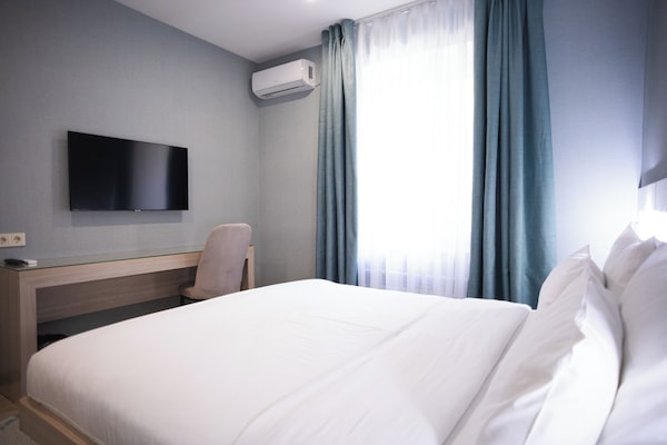 Kamar Double | Brankas, meja kerja, ruang kerja ramah laptop, dan setrika/meja setrika