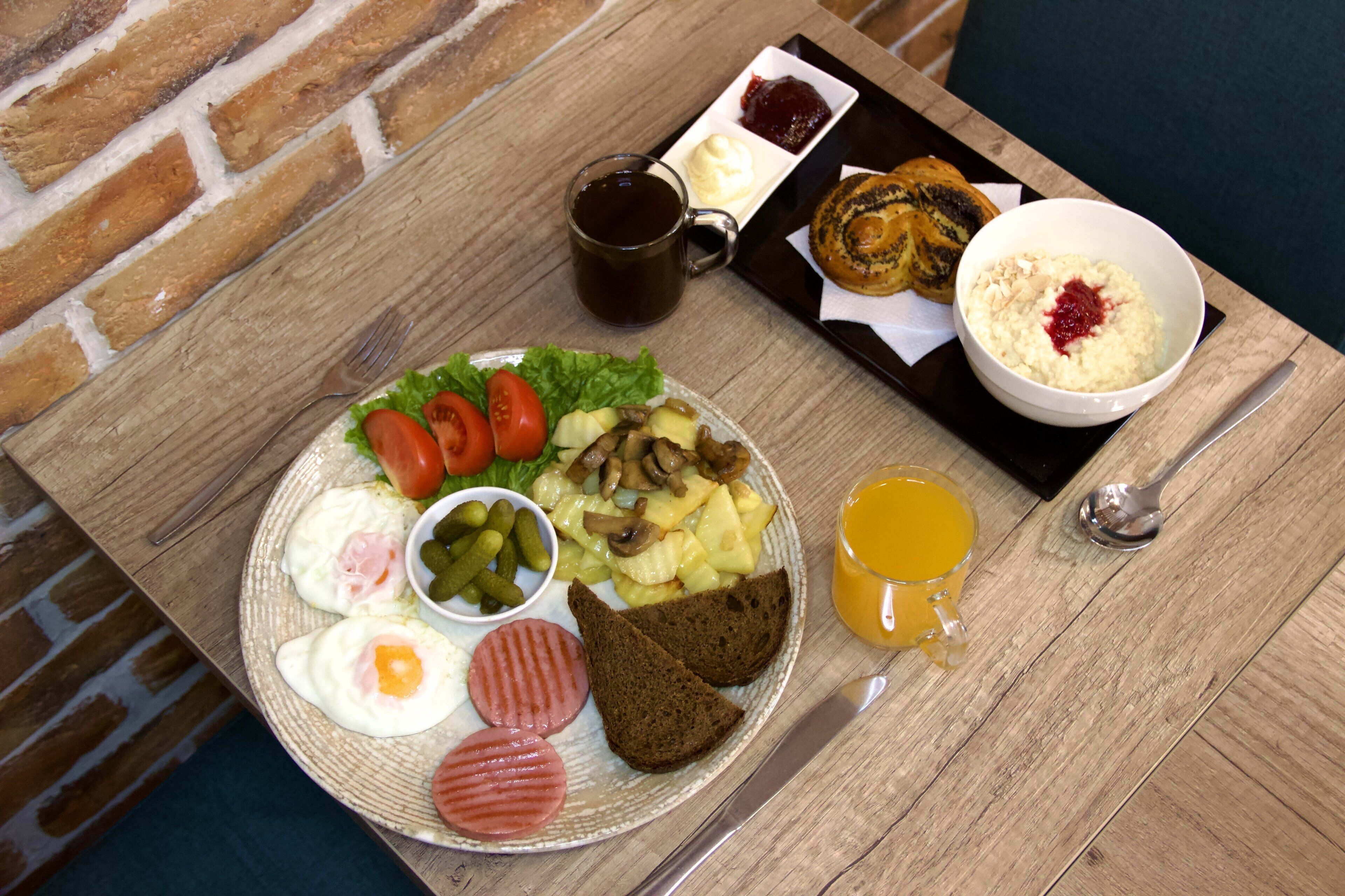 Free daily cooked-to-order breakfast 