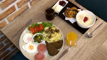Free daily cooked-to-order breakfast