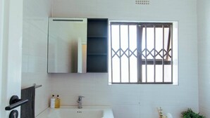 Bathroom - Charming 3 Bedroom B&B in Harare, Perfec (Harare)