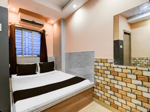 Habitación Deluxe con 1 cama matrimonial o 2 individuales, vista a la ciudad | Caja de seguridad en la habitación y escritorio 