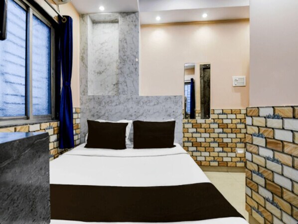 Habitación doble estándar, vista a la ciudad | Caja de seguridad en la habitación y escritorio 