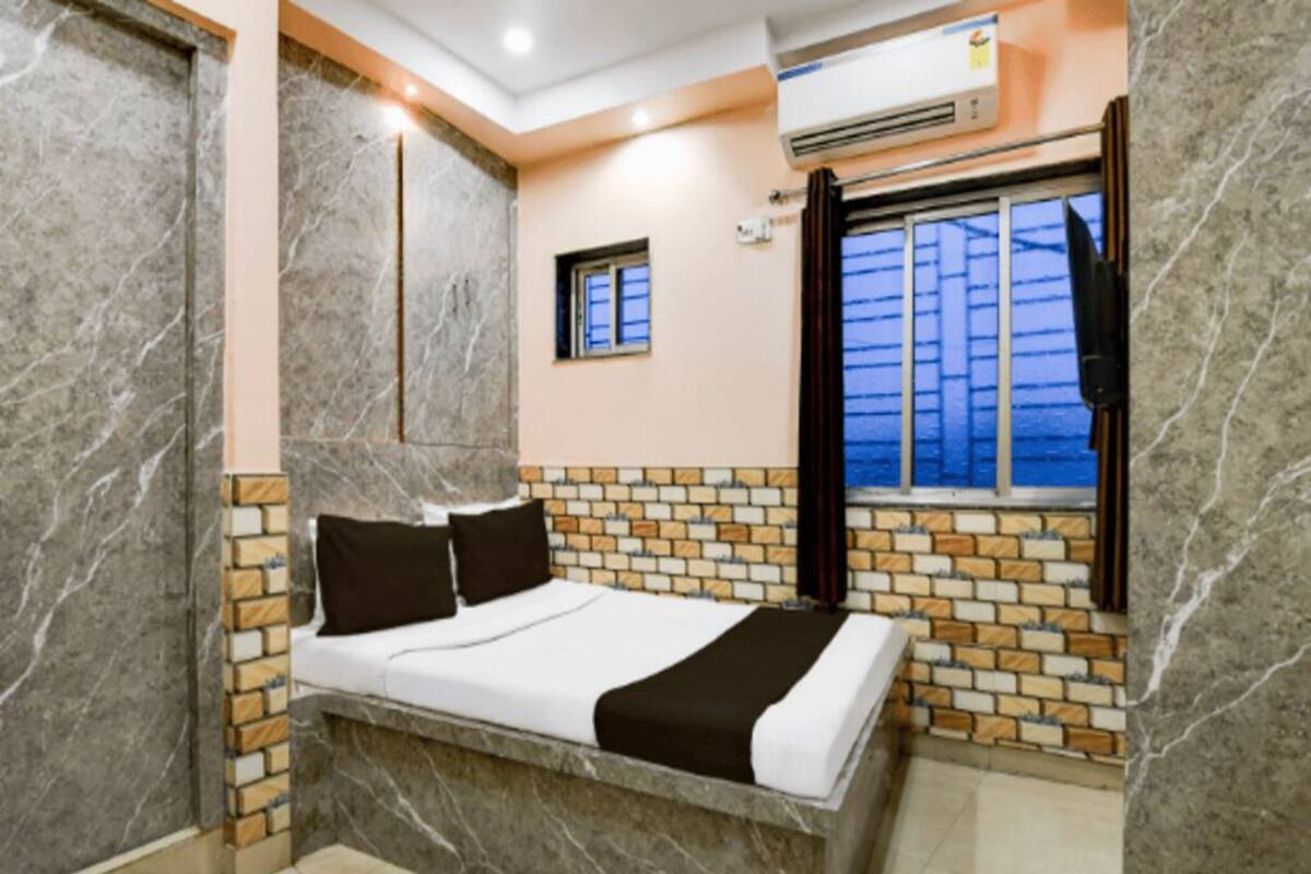 Habitación doble estándar, vista a la ciudad | Caja de seguridad en la habitación y escritorio