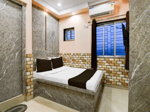 Habitación doble estándar, vista a la ciudad | Caja de seguridad en la habitación y escritorio 