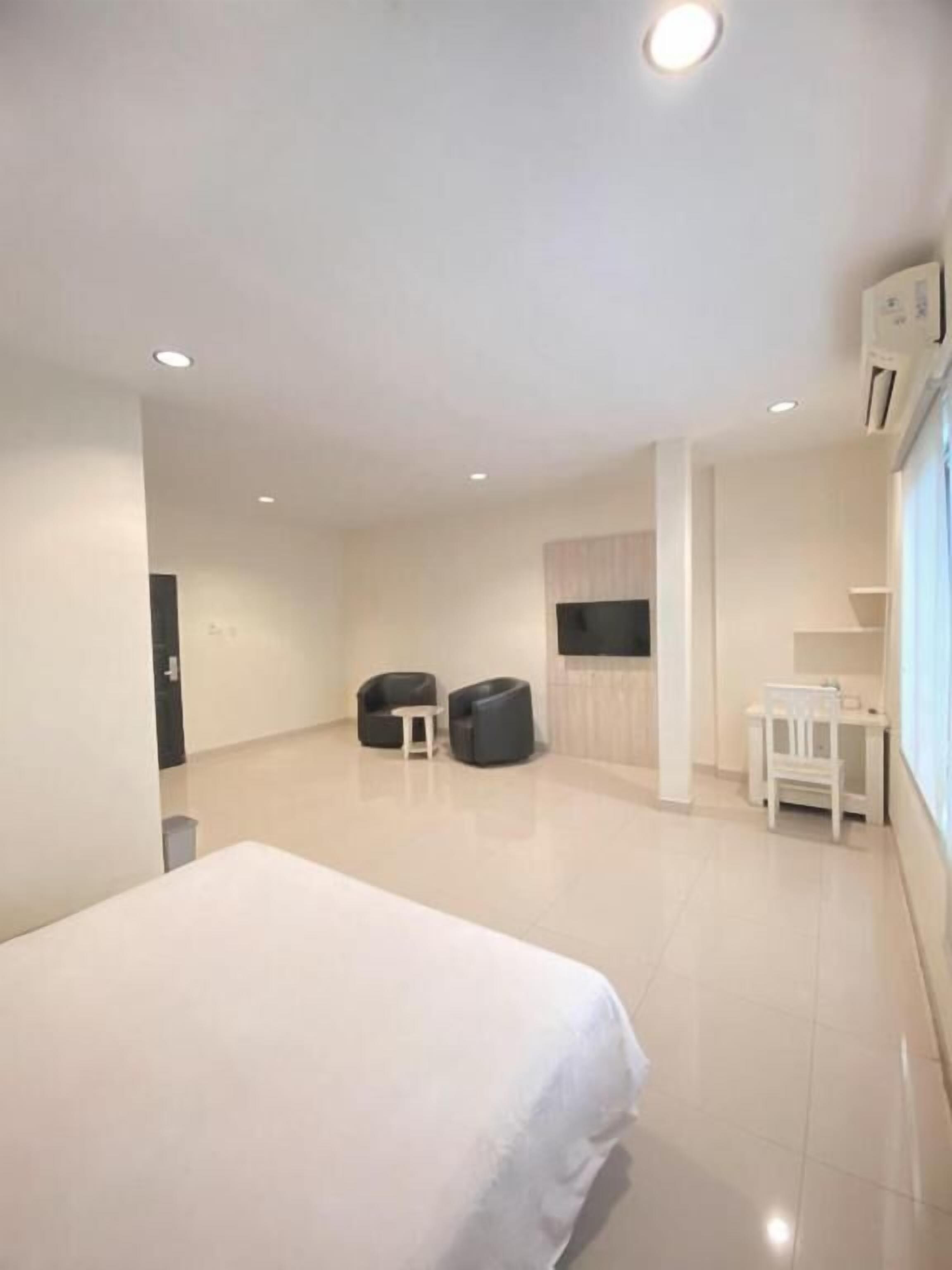 Executive Double Room | Iron/ironing board, free WiFi