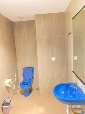 Standard Double Room | Bathroom - Hotel Beverly Inn Batam Center (Batam)
