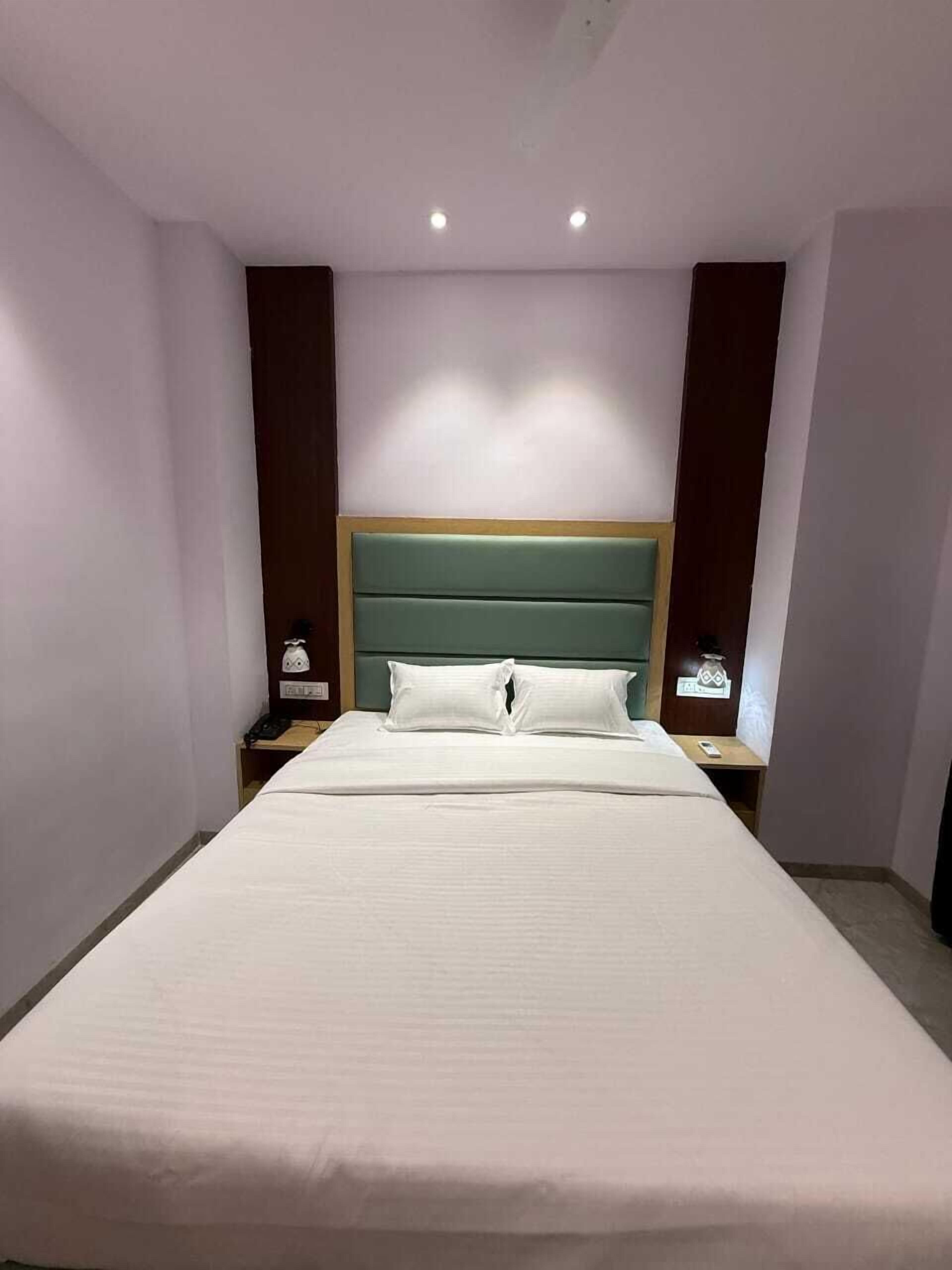 Executive Room | Desk, laptop workspace, free WiFi