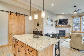 Dining - Walk to Ski Shuttle & Brewery! New Fraser Condo (Fraser)