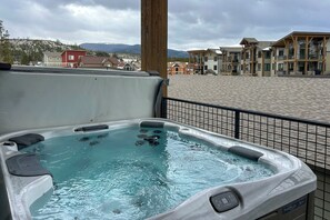 Outdoor spa tub - Walk to Ski Shuttle & Brewery! New Fraser Condo (Fraser)