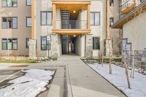 Exterior - Walk to Ski Shuttle & Brewery! New Fraser Condo (Fraser)