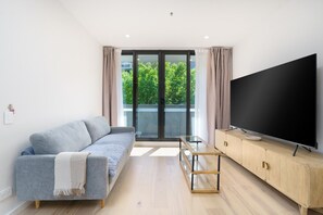 Smart TV - NEW TO VRBO: Bright Modern Braddon Apt Near Canberra Centre (Braddon)