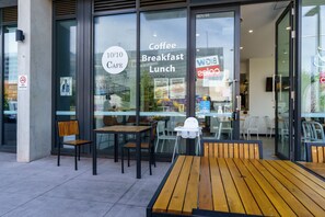 Outdoor dining - Bright Modern Braddon Apt Near Canberra Centre (Braddon)