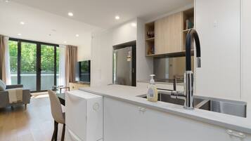 Réfrigérateur, micro-ondes, four, plaque de cuisson