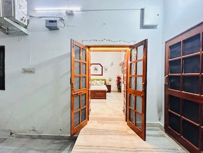 Cozy 1-bedroom, 1-bathroom homestay with all amenities & walkway for relaxation.