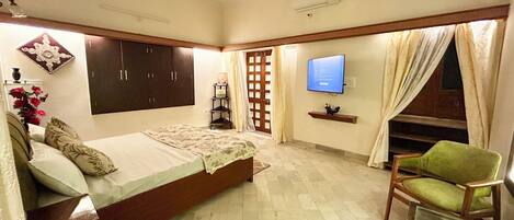 Iron/ironing board, WiFi, bed sheets