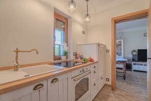 Family Studio (Vila Trate Studio S Pogledom) | Private kitchen | Fridge, oven, stovetop, coffee/tea maker - Vila Trate Apartments (Križevci)