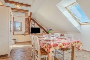 Familieleilighet, 1 soverom, terrasse (Villa Trate 1BR Apartment w/ Pool) | Spiseområde