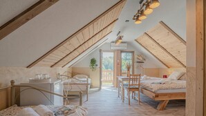 Studio Keluarga, balkon (Family Barn Room w/ Shared Pool)