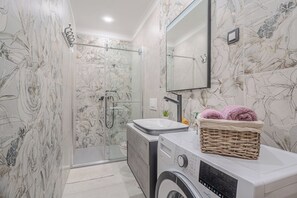 Appartement familial, plusieurs chambres (Vila Trate Kraljevi Apartment) | Salle de bain | Douche, pantoufles, serviettes fournies, savon