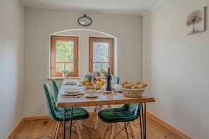 Căn hộ dành cho gia đình, nhiều phòng ngủ (Vila Trate Apartment Globetka) | Khu ăn uống