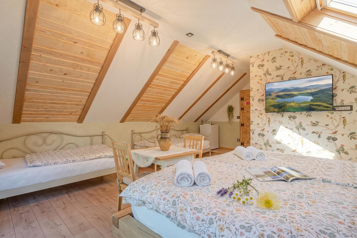 Familiestudio, balkong (Family Barn Room w/ Shared Pool) | Lydisolert og wi-fi