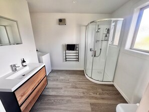 Bathroom - Bobby’s Batch - Pet Friendly (Haast)