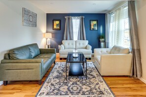 TV, books - 6 Mi to Dtwn New Haven: Duplex w/ Shared Yard (West Haven)